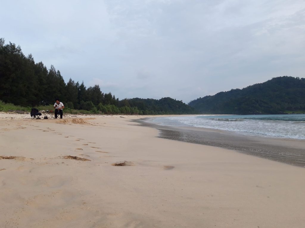 Seorang pengunjung sedang menikmati suasana Pantai Lambaro di Pulo Breuh, Kecamatan Pulo Aceh, Aceh Besar. Selasa (12/2/2023). Foto: Komparatif.ID/Muhajir Juli.