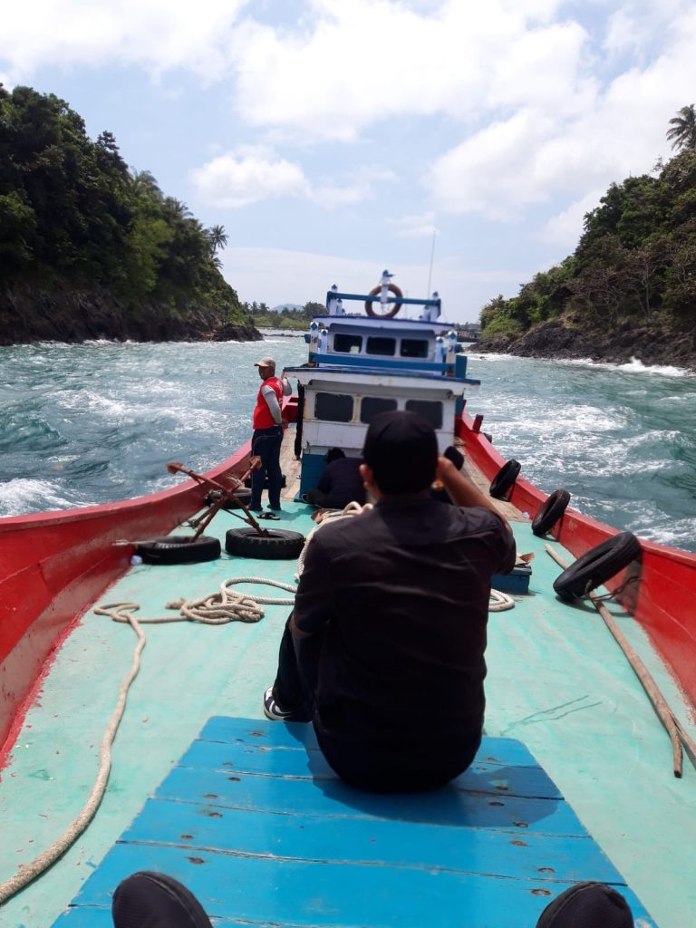 Pulo Breuh menyimpan pesona luar biasa, hamparan teluk dengan air jernih telihat luar biasa. Foto: Komparatif.ID/Muhajir Juli.