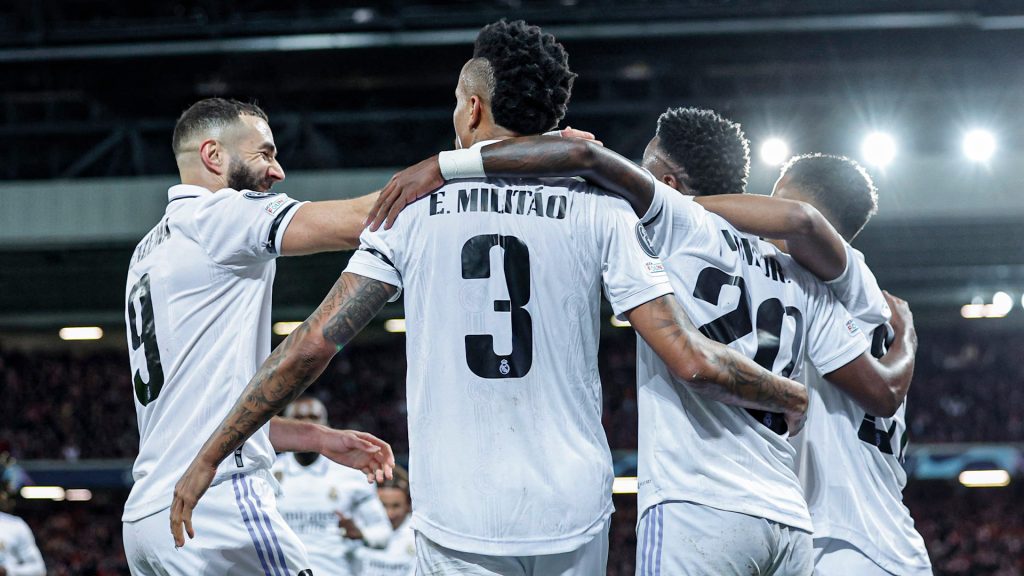 Pemain Real Madrid Karim Banzema, Eder Militao, Vinicius Jr, dan Rodrygo merayakan gol saat menghadapi Liverpool, Rabu (22/2/2023). Foto: Real Madrid