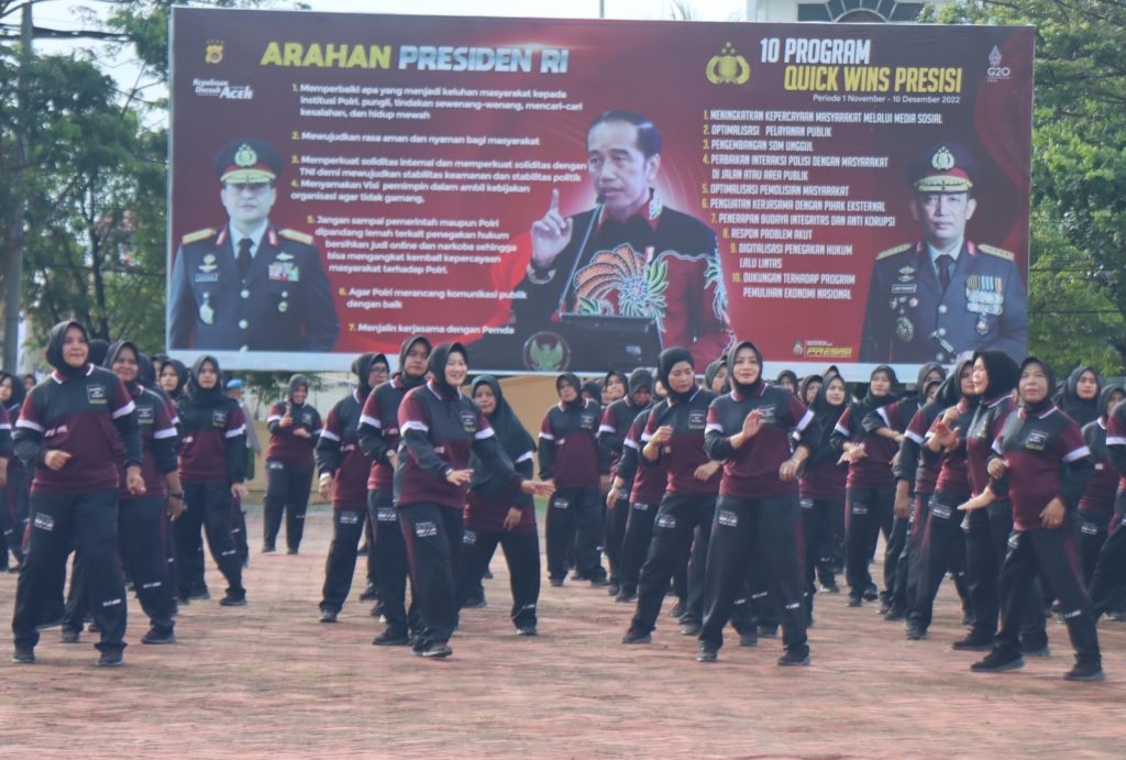 Anggota polisi wanita (polwan) Polda Aceh mengikuti olahraga bersama di halaman Mapolda Aceh. Foto: HO for Komparatif.ID
