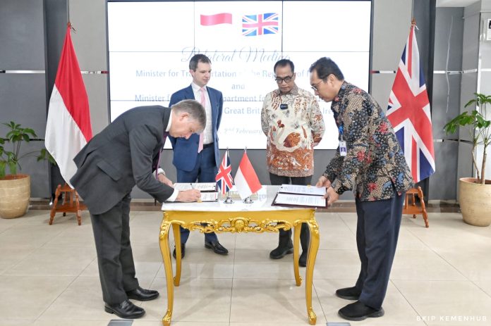 Penandatangan MoU oleh Direktur Jenderal Perhubungan Laut Kemenhub Arif Toha Tjahjagama, dan Duta Besar Inggris untuk Indonesia dan Timor Leste, Owen Jenkis. Foto: humas