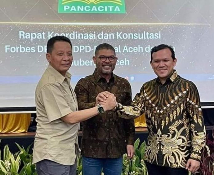 dirut Pj Gubernur Aceh Achmad Marzuki bertemu dengan Koordinator Forum Bersama (Forbes) DPR RI dan DPD RI asal Aceh H. M. Nasir Djamil di Jakarta, Senin (13/2/2023) malam. Foto: Humas.