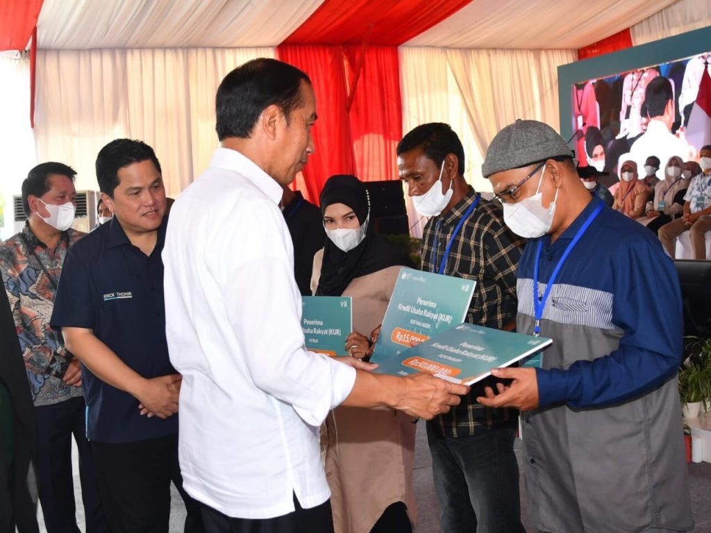 jokowi Presiden Joko Widodo menyerahkan kredit usaha rakyat (KUR) tahun 2023 sekaligus meluncurkan kartu tani digital untuk pupuk bersubsidi pada Jumat (10/2/2023) di halaman Stadion PT Pupuk Iskandar Muda (PIM), Aceh Utara. Foto: BPMI.