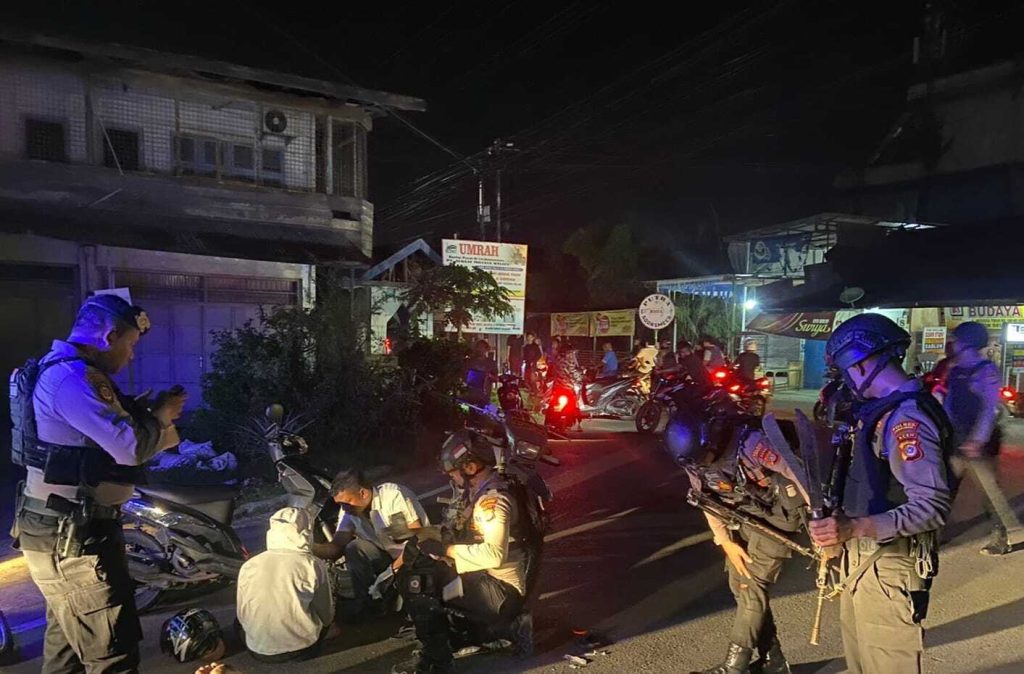 Polisi dari URC Polres Lhokseumawe menangkap 2 preman remaja yang membawa parang di tengah gulita malam, Minggu (12/2/2023) dinihari. Foto: HO for Komparatif.id