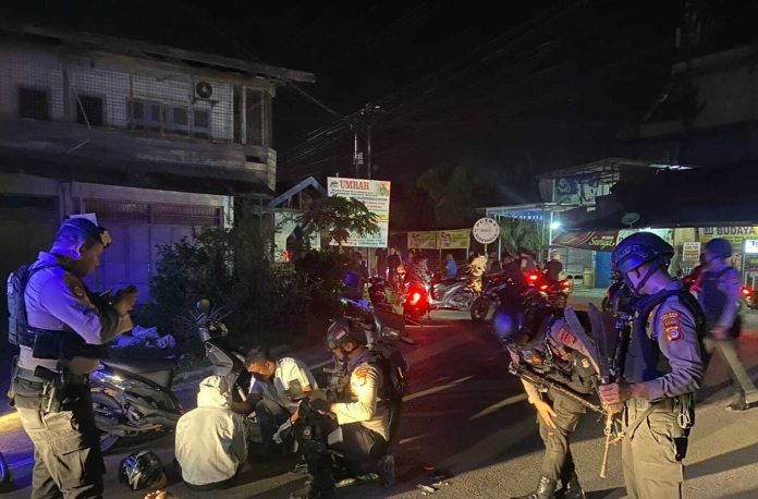 Polisi dari URC Polres Lhokseumawe menangkap 2 preman remaja yang membawa parang di tengah gulita malam, Minggu (12/2/2023) dinihari. Foto: HO for Komparatif.id