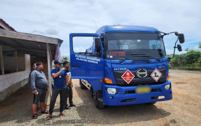 Tim Subdit I Indagsi Ditreskrimsus Polda Aceh mengamankan dua unit mobil tangki beserta tiga terduga pelaku karena diduga mengangkut BBM tanpa izin. Foto: HO for Komparatif.ID.