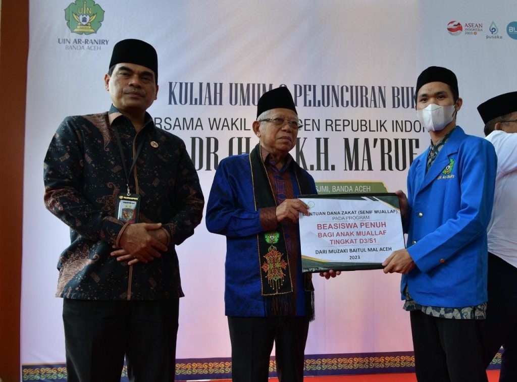 Wapres RI K.H. Ma'ruf Amin menyerahkan beasiswa untuk anak muallaf jenjang D3/S1 dari Baitul Mal Aceh. Foto: HO for Komparatif.ID.