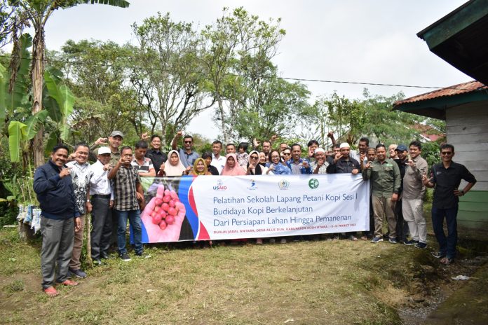 Foto bersama peserta sekolah lapang petani kopi Dusun Jabal Antara yang diselenggarakan USAID SEGAR dan PT Indo Cafco. Acara ini juga dihadiri oleh perwakilan Bappenas, USAID Indonesia, dan Pemerintah Kabupaten Aceh Utara. Foto: USAID SEGAR