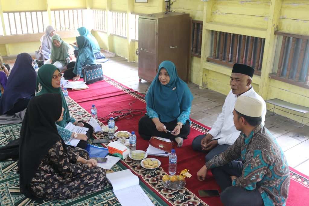 PKK Aceh Utara menggelar pembinaan Gampon Gammawar yang juga dihadiri Camat dan Geuchik Setempat. Foto: Komparatif.ID/Fuad Saputra.