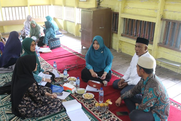 PKK Aceh Utara menggelar pembinaan Gampon Gammawar yang juga dihadiri Camat dan Geuchik Setempat. Foto: Komparatif.ID/Fuad Saputra.
