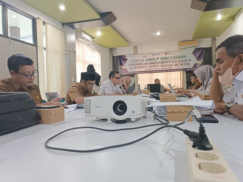 The Aceh Institute (AI) bersama Dinkes Aceh gelar Forum Group Discussion (FGD) koordinasi implementasi Qanun KTR, Selasa (21/3/2023). Foto: Komparatif.ID/Fuad Saputra.