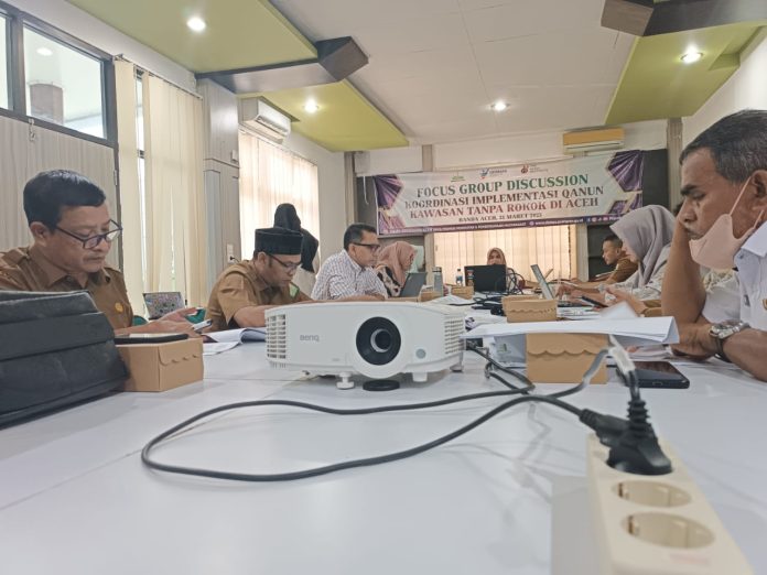 AI The Aceh Institute (AI) bersama Dinkes Aceh gelar Forum Group Discussion (FGD) koordinasi implementasi Qanun KTR, Selasa (21/3/2023). Foto: Komparatif.ID/Fuad Saputra.
