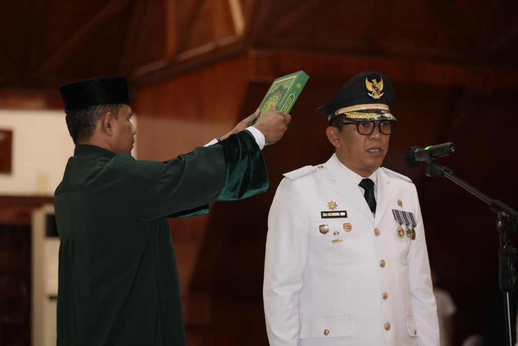 Penjabat Gubernur Aceh, Achmad Marzuki melantik Kepala Dinas Pendidikan Aceh, Drs. Alhudri MM, sebagai Pj Bupati Gayo Lues di Anjong Mon Mata, Banda Aceh, Jumat (24/3/2023). Foto: Humas