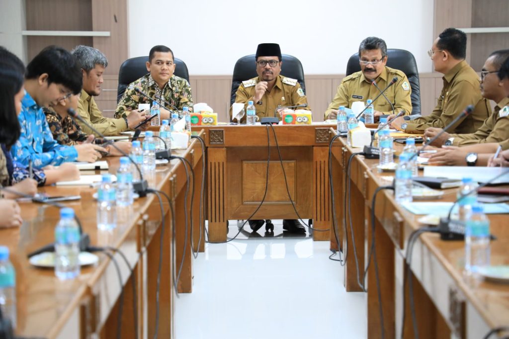 Pj Bupati Aceh Utara Azwardi Abdullah meminta Kepala SKPK bersiaga di kantor masing-masing selama audit BPK. Foto: Komparatif.ID/Fuad Saputra.