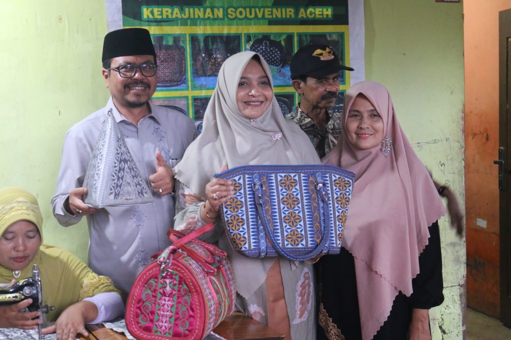 Pj Bupati Aceh Utara Azwardi Abdullah bersama Pj Ketua Dekranasda Nurmaziah SE.AK, Msi memperlihatkan hasil kerajinan bordir, Jumat (11/3/2023) Foto: Komparatif.ID/Fuad Saputra.