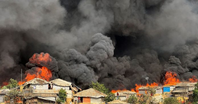 Kamp pengungsi Rohingya di Cox’s Bazar Bangladesh terbakar, dilaporkan setidaknya 15 orang tewas. Foto: Reuters.