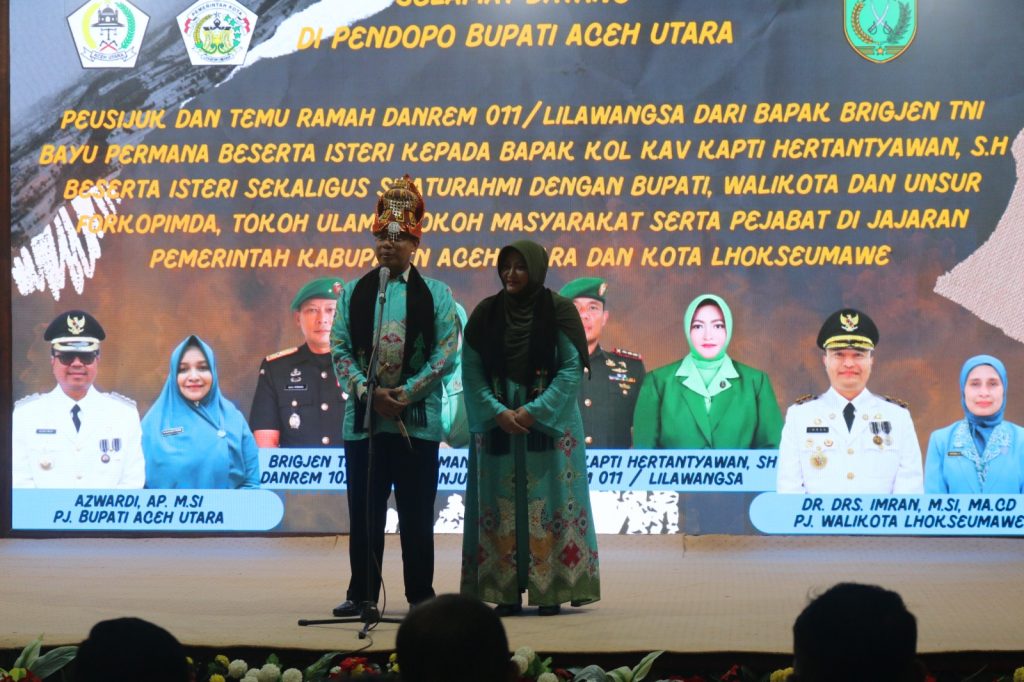 Azwardi, Komandan Resort Militer 011/Lilawangsa baru Kolonel Kav Kapti Hertantyawan memberikan kata sambutan pada acara lepas-sambut Danrem 011/LW di Pendopo Bupati Aceh Utara, Sabtu (4/3/2023) malam. Foto: Komparatif.ID/Fuad Saputra.