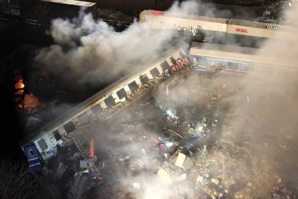 Kereta penumpang dan kereta kargo bertabrakan di Yunani tengah, dilaporkan 26 tewas dan puluhan lain luka-luka. Foto: Reuters.