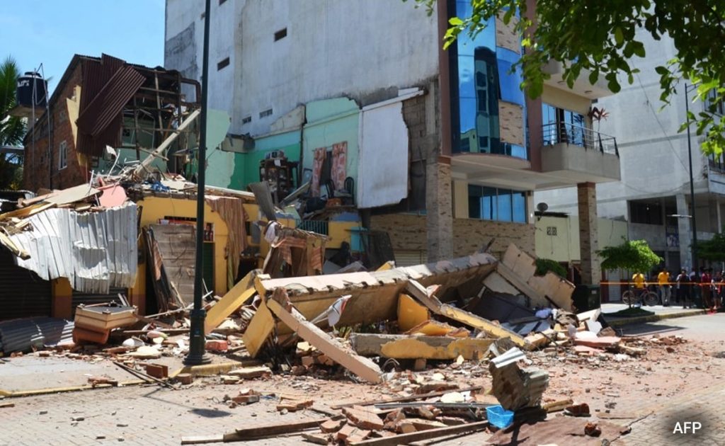 Bangunan yang hancur, kendaraan yang hancur, dan puing-puing terlihat di kota-kota seperti Machala dan Cuenca di Ekuador. Foto: AFP.