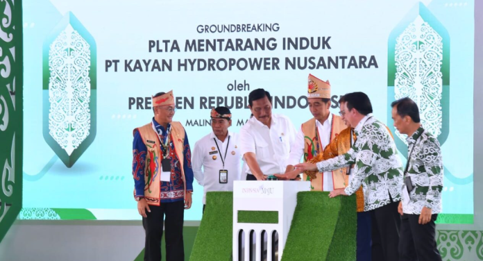 Presiden Joko Widodo (Jokowi) melakukan peletakan batu pertama (groundbreaking) PLTA Mentarang Induk PT Kayan Hydropower Nusantara, di Kabupaten Malinau, Provinsi Kalimantan Utara, pada Rabu, 1 Maret 2023. Foto: BPMI Setpres