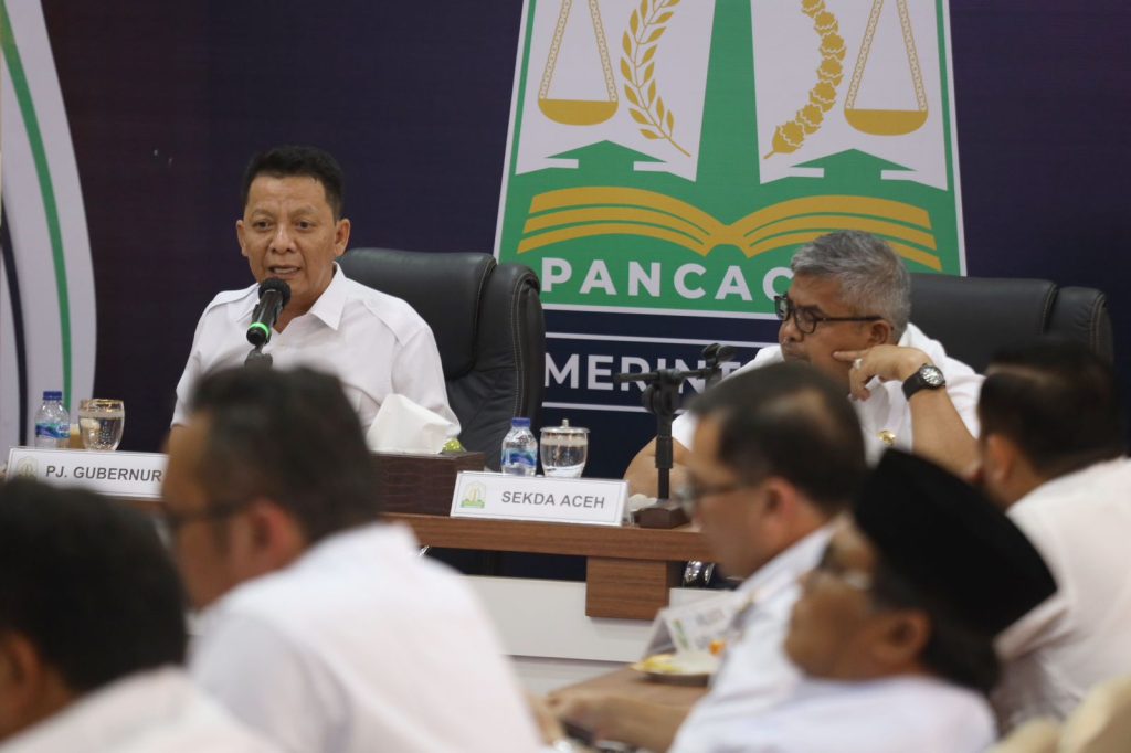 Penjabat (Pj) Gubernur Aceh, Achmad Marzuki didampingi Sekda Aceh Bustami beserta para Asisten dan Ka. SKPA/Biro terkait saat menggelar Rakor bersama Bupati/Walikota dan Sekda Kab/Kota, di Meuligoe Gubernur Aceh, Banda Aceh, Rabu (8/3/2023). Foto: Humas.