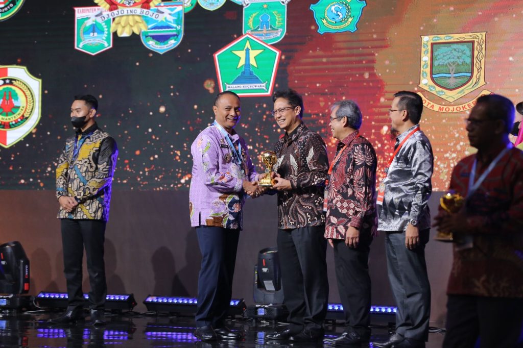 Pj. Walikota Lhokseumawe Dr. Drs. Imran, M.Si.,M.A.Cd menerima Penghargaan Universal Health Coverage (UHC) yang diserahkan oleh Wakil Presiden RI, Ma’ruf Amin, di Balai Sudirman, Jakarta Selatan, Selasa Siang (14/3/2023).