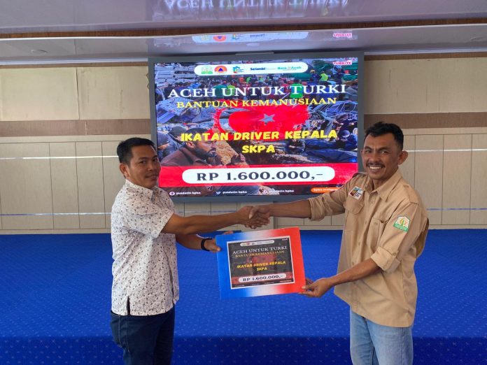 Ikatan Driver SKPA Sopir kepala Kantor Sekretariat Wali Nanggroe Syarfani menyerahkan dana untuk korban gempa Turki dari Ikatan Driver Kepala SKPA, Selasa (14/3/2023). Foto: Ho for Komparatif.ID.