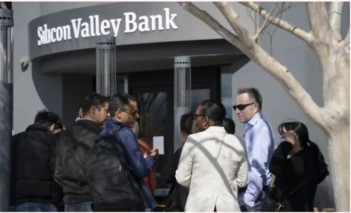SVB Bank Orang-orang mengantre di luar kantor pusat Silicon Valley Bank (SVB) di Santa Clara, California. Foto: (Xinhua/REX)