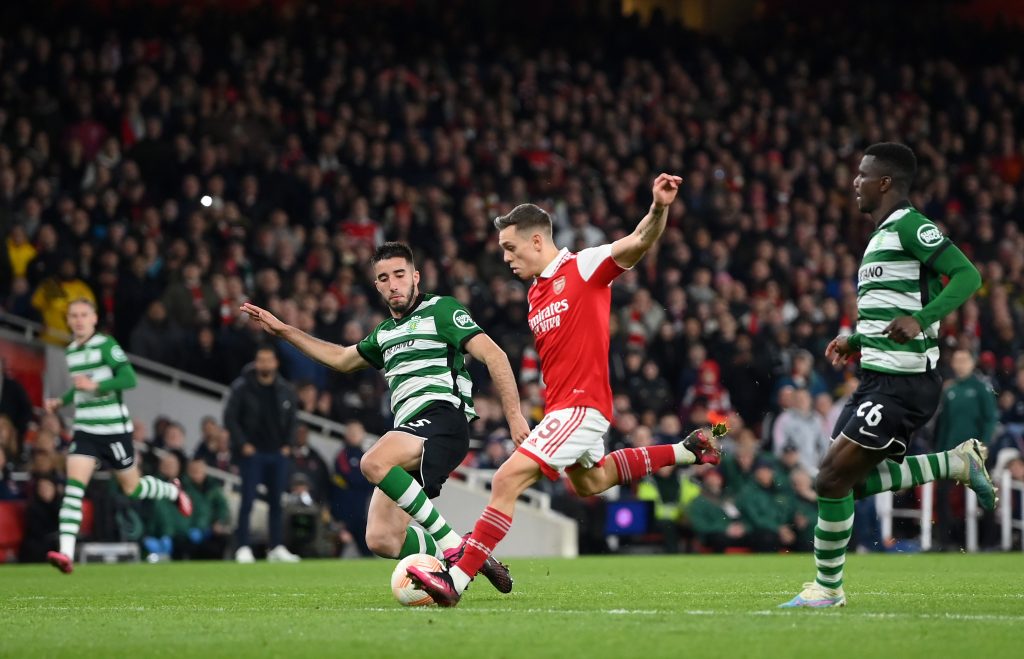 Gelandang Arsenal Leandro Trossard mencoba melepaskan tembakan di tengah kepungan pemain Real Betis. Foto: arsenal.com.