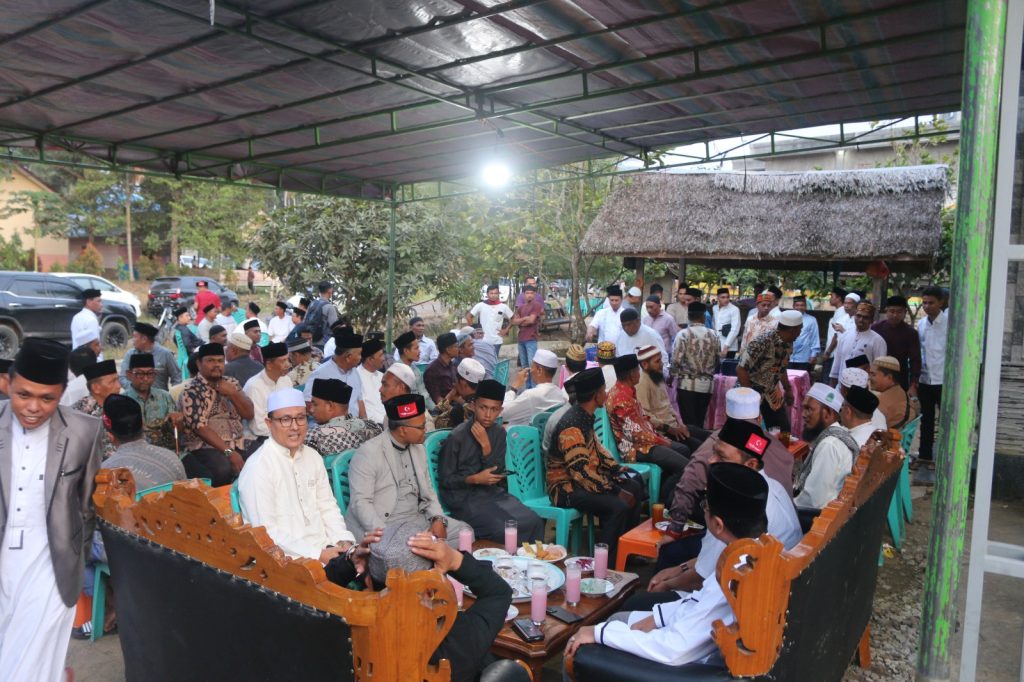 Suasana buka bersama Safari Ramadan Pemkab Aceh Utara dengan masyarakat di Gampong Riseh Tunong, Sawang. Foto: Komparatif.ID/Fuad Saputra.