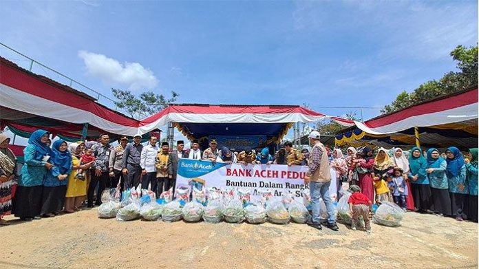 Bank Aceh Syariah (BAS) cabang Takengon menyerahkan paket sembako kepada 27 warga Kampung Damar Mulyo, Kecamatan Atu Lintang, Aceh Tengah. Foto: HO for Komparatif.ID.