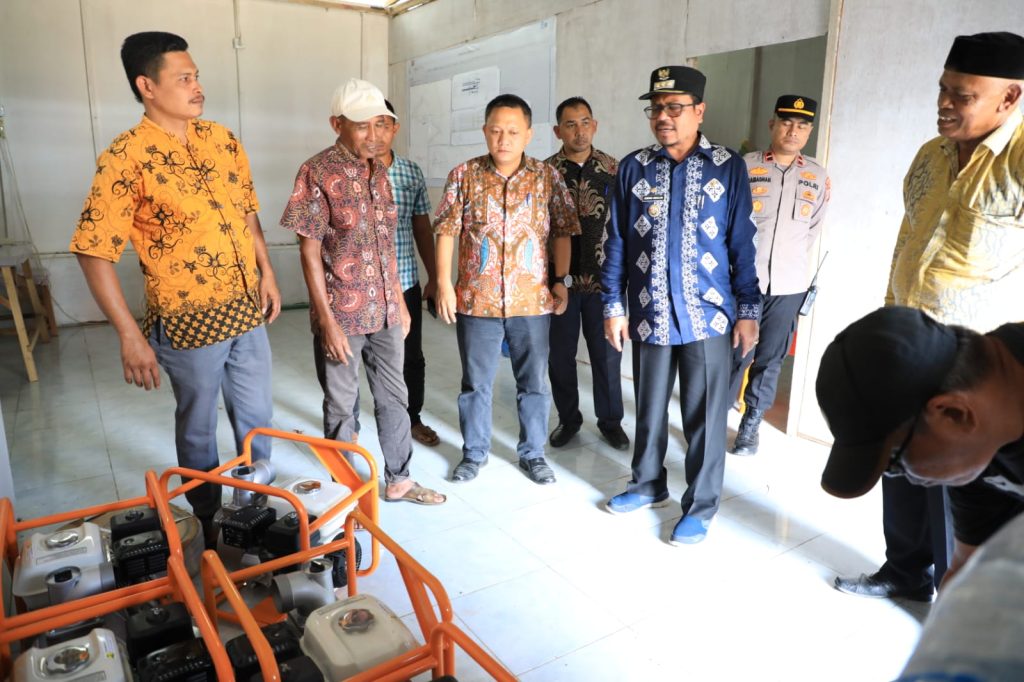 Untuk mengatasi kekeringan yang dialami masyarakat, Pj Bupati menyerahkan enam mesin pompa air dari Balai Wilayah Sungai (BWS) Sumatera I. Foto: HO for Komparatif.ID