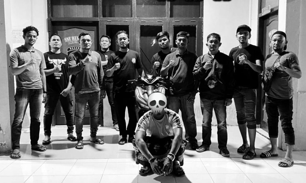 Tim Resmob Gabungan Polres Aceh Timur dan Polres Pidie berhasil meringkus pelaku curanmor yang menjalankan aksinya di Pante Bidari, Aceh Timur, Sabtu (4/3/2023). Foto: HO for Komparatif.ID.