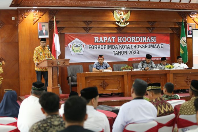 3d796fda-cfaa-4067-90e2-e30fceff570e Pj Walikota Lhokseumawe Dr Drs Imran MSi MA saat memimpin rapat Forum Koordinasi Pimpinan Daerah (Forkopimda) di Aula Kantor Walikota, Jumat (14/4/2023). Foto: HO for Komparatif.ID.