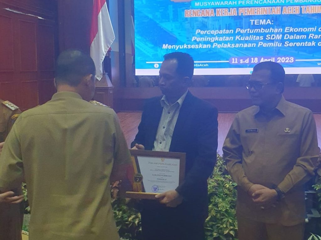 j Bupati Bireuen Aulia Sofyan, Ph.D menerima plakat penghargaan A. Madjid Ibrahim Award di Anjong Mon Mata, Banda Aceh, Selasa (11/4/2023). Foto: HO for Komparatif.ID.