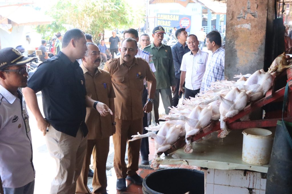 Dirreskrimsus Polda Aceh Kombes Winardy diwakili Wadir AKBP Mahmun Hari Sandy Sinurat memimpin sidak guna memastikan ketersediaan bahan pokok jelang Hari Raya, Selasa (11/4/2023). Foto: HO for Komparatif.ID.