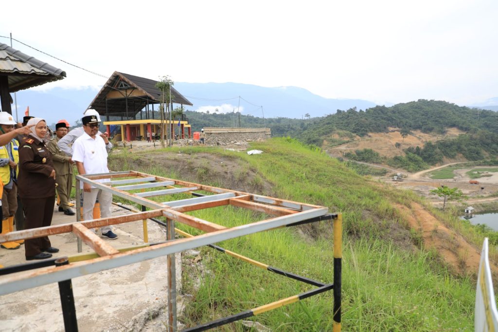 Pj Bupati Aceh Utara Azwardi Abdullah meninjau progres pembangunan waduk Keureuto, proyek PSN tersebut direncanakan rampung akhir 2023. Foto: HO for Komparatif.ID.
