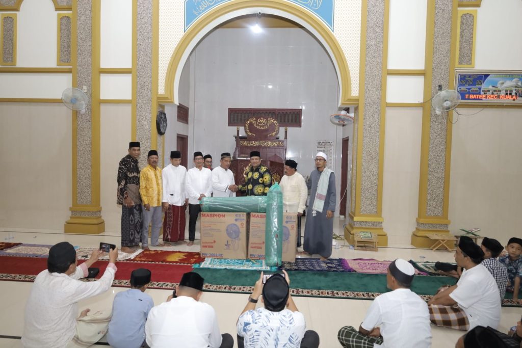 anjangsana, H. Mukhlis saat menyerahkan bantuan kipas angin dan sajadah panjang kepada Masjid Al-Ikhlas Cot Batee, Kecamatan Kuala, Selasa (4/4/2023). Foto: HO for Komparatif.ID.