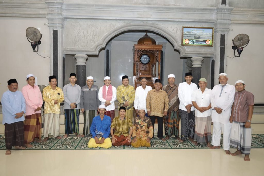 Tim safari Ramadan H Mukhlis berfoto bersama masyarakat di di Gampong Jarommah Me, Kecamatan Kutablang, Bireuen. Foto: HO for Komparatif.ID.