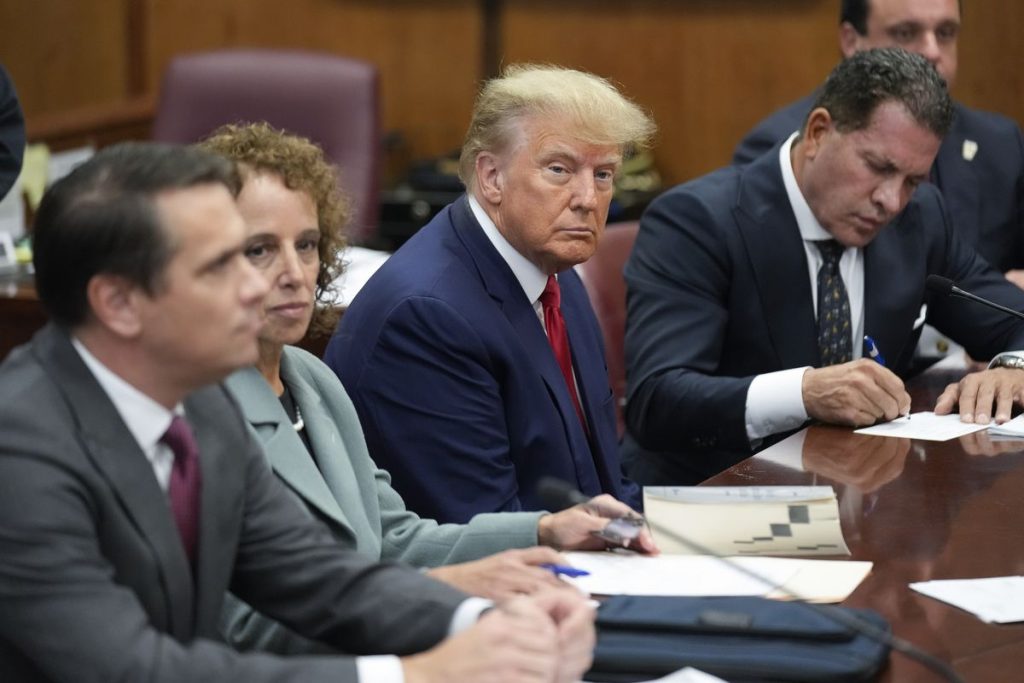 Mantan Presiden Amerika Serikat Donald Trump didakwa 34 tuduhan kejahatan pemalsuan catatan bisnis oleh jaksa Manhattan. Foto: Reuters.