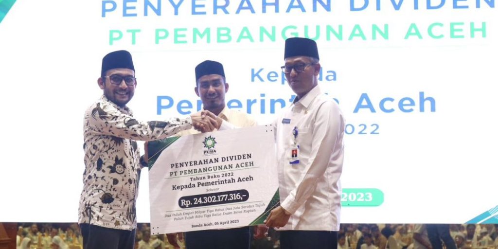 Asisten Administrasi Umum Sekda Aceh Dr. H. Iskandar, saat menerima secara simbolis penyerahan dividen tahun buku 2022 kepada Pemerintah Aceh sebesar Rp24.302.177.316 dari PT PEMA yang diserahkan Oleh Direktur Utama Ali Mulyagusdin, di Anjong Mon Mata, Banda Aceh, Rabu, (5/4/2023).