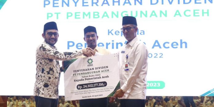 Asisten Administrasi Umum Sekda Aceh Dr. H. Iskandar, saat menerima secara simbolis penyerahan dividen tahun buku 2022 kepada Pemerintah Aceh sebesar Rp24.302.177.316 dari PT PEMA yang diserahkan Oleh Direktur Utama Ali Mulyagusdin, di Anjong Mon Mata, Banda Aceh, Rabu, (5/4/2023).