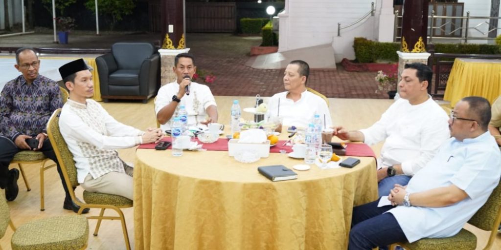 Dana desa, Penjabat Gubernur Aceh Achmad Marzuki, beserta Forkopimda Aceh lainnya, saat menghadiri acara pemaparan Pangdam Iskandar Muda Mayjen TNI Novi Helmy Prasetya, tentang Program Tanam Jagung Kodam IM dan Program Pemerintah Aceh, di Joglo rumah dinas Pangdam IM, Banda Aceh, Selasa (18/4/2023) malam.