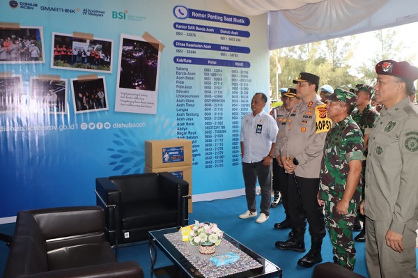 Kapolda Aceh Kapolda Aceh Irjen Ahmad Haydar saat memantau pos pengamanan terpadu mudik Lebaran 2023, Selasa (18/4/2023). Foto: HO for Komparatif.ID.