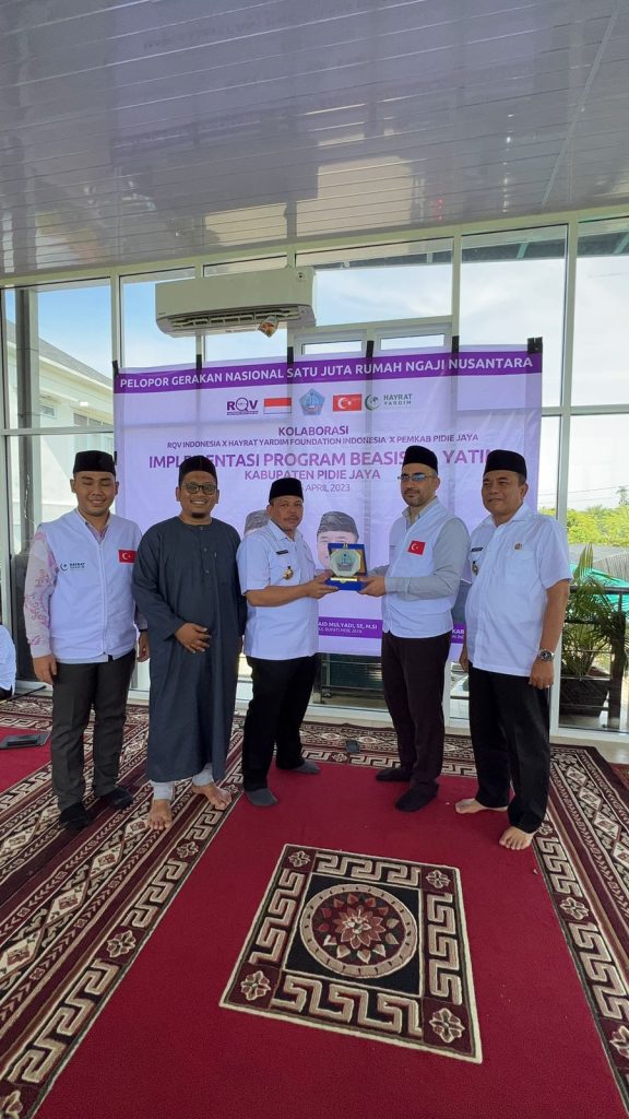 Wakil Bupati Pidie Jaya Said Mulyadi saat berfoto bersama dengan Presiden Hayrat Yardim Celil Akbar, dan Founder RVQ Indonesia Azmi Fajri Usman, Rabu (5/4/2023). Foto: HO for Komparatif.ID.
