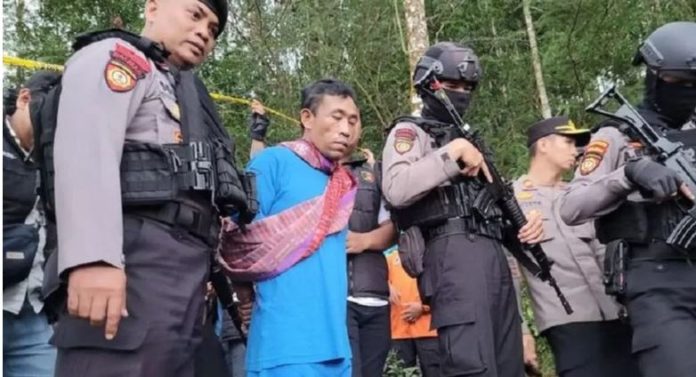 Polres Banjarnegara menangkap Slamet Tohari, dukun pelaku pembunuhan dengan modus penggandaan uang. Foto: BBC.