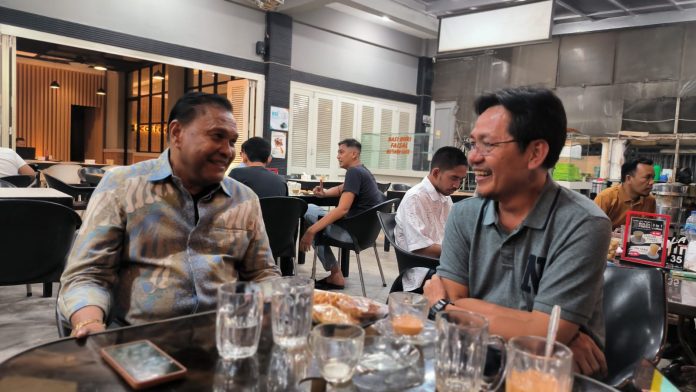 Ir. Abdullah Puteh (kiri) dan Ketua SMSI Aceh Aldin NL, saat silaturahmi di kawasan Lampineung, Senin malam (3/4/2023). Foto: HO for Komparatif.id