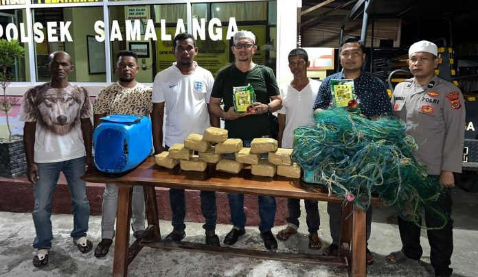 Polisi memperlihatkan barang bukti sabu seberat 15 kilogram yang ditemukan nelayan 8 km dari bibir pantai Samalanga. Foto: HO for Komparatif.ID.