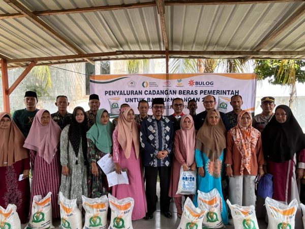 Masyarakat Samudera, Aceh Utara menerima bantuan pangan cadangan beras pemerintah (BP-CBP), Kamis (14/4/2023). Foto: Humas.