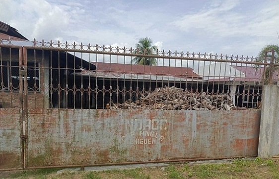 Pabrik Indaco dipotret dari luar. Foto: Komparatif.ID/Muhajir Juli.